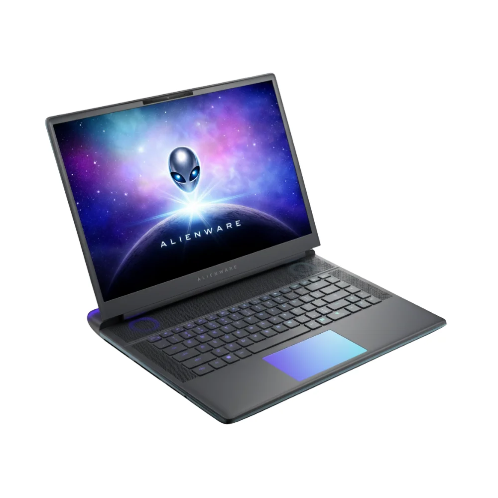Kozmik duvar kağıdı ve aydınlatmalı klavyeye sahip açık Alienware dizüstü bilgisayar.