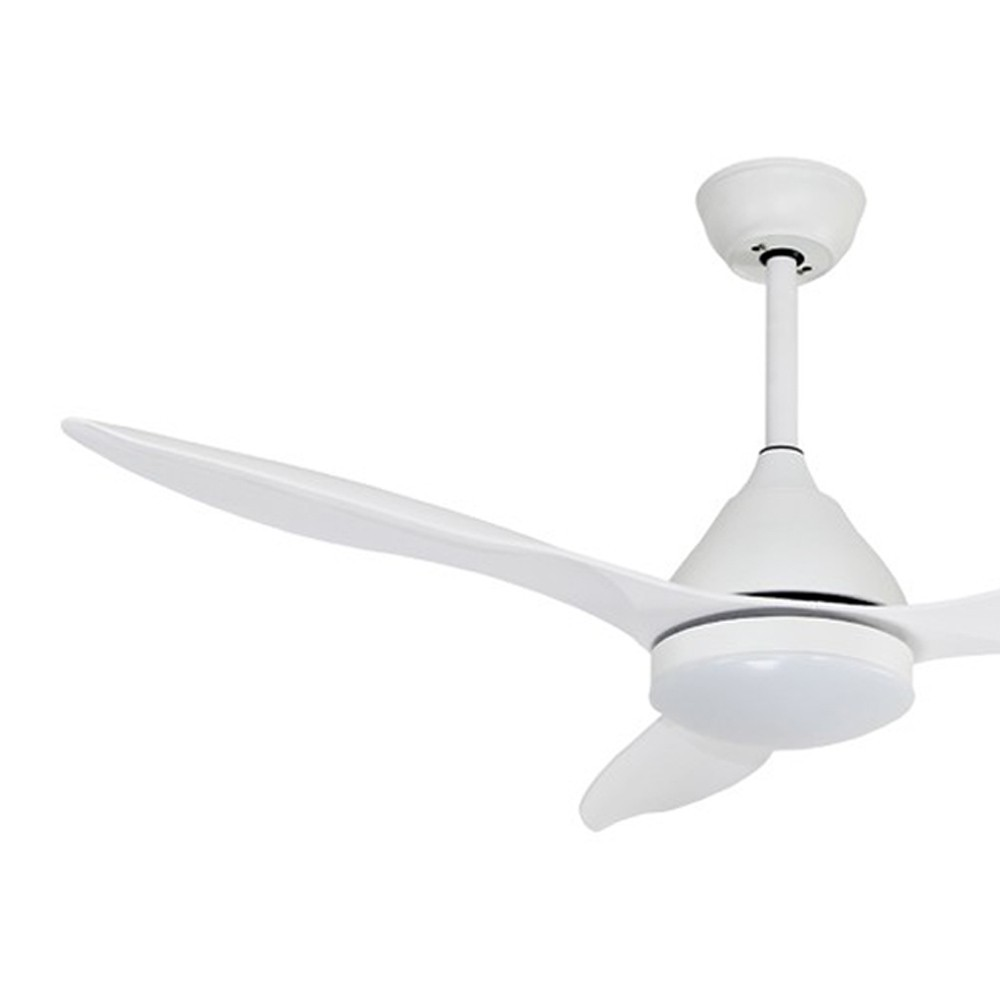 Un ventilador de techo blanco moderno con tres aspas curvas y luz integrada.