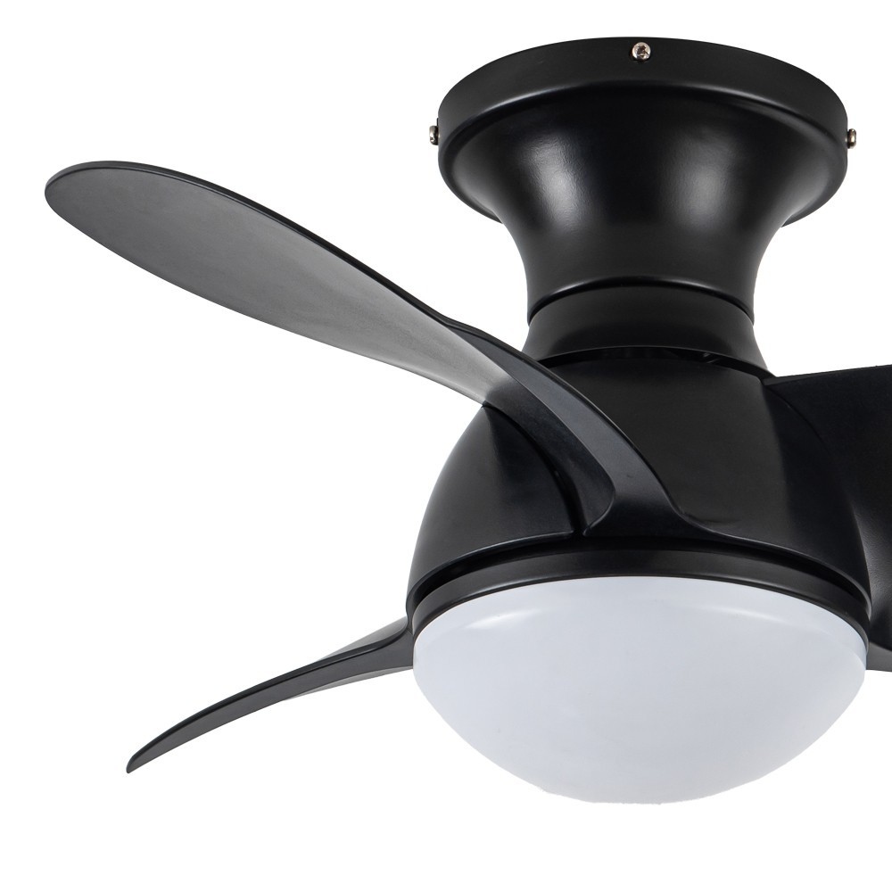 Ventilador de techo negro de tres aspas con luz integrada.