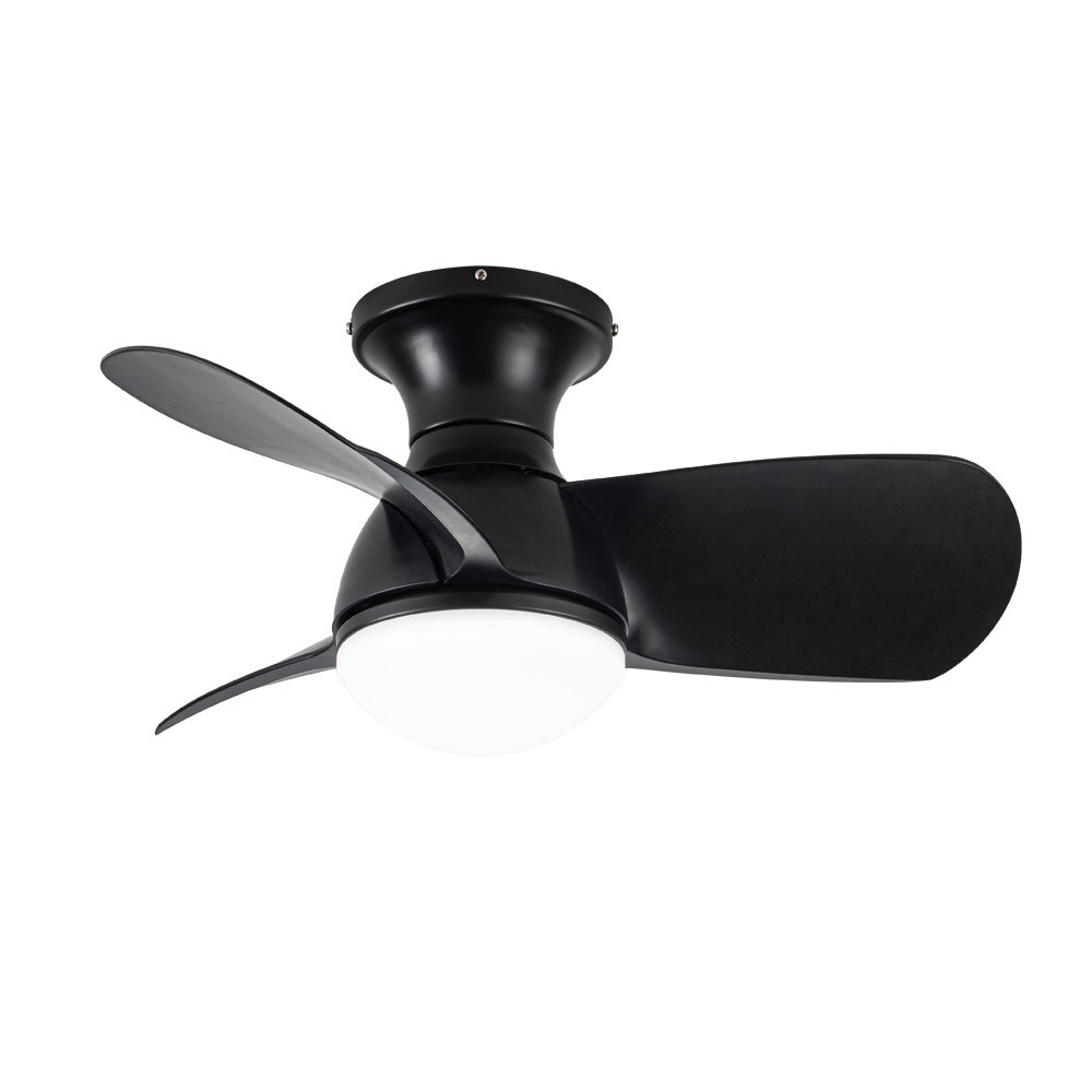 Un ventilador de techo negro con tres aspas y una luz redonda.