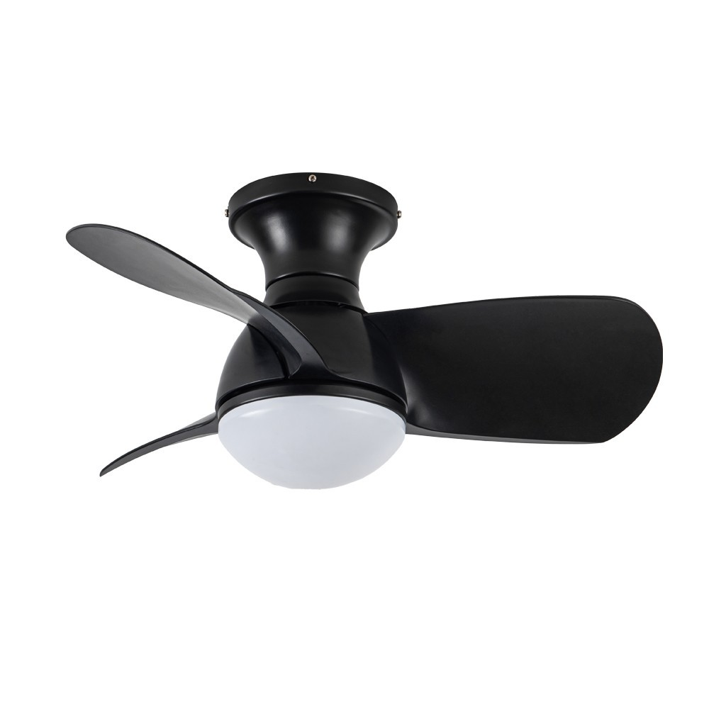 Un ventilador de techo negro con tres aspas y una luz integrada.