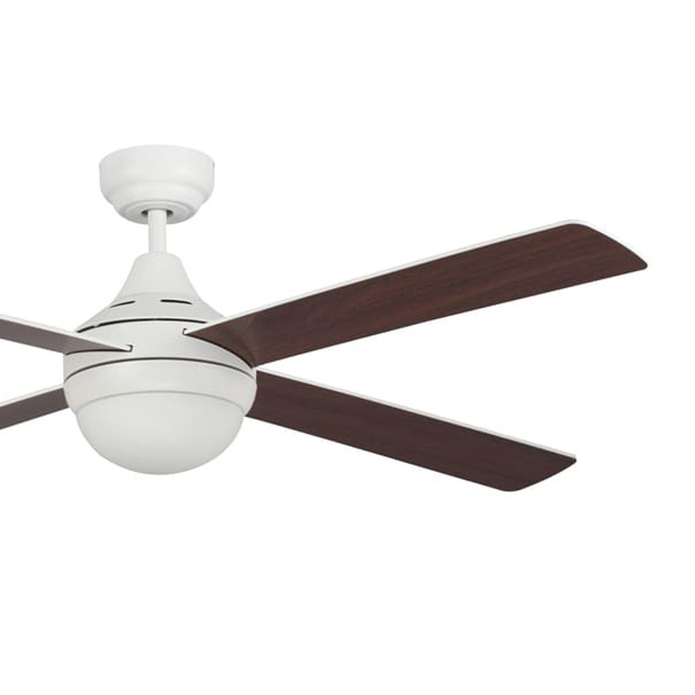 Un ventilador de techo blanco con cuatro aspas de madera marrón oscuro y luz integrada.