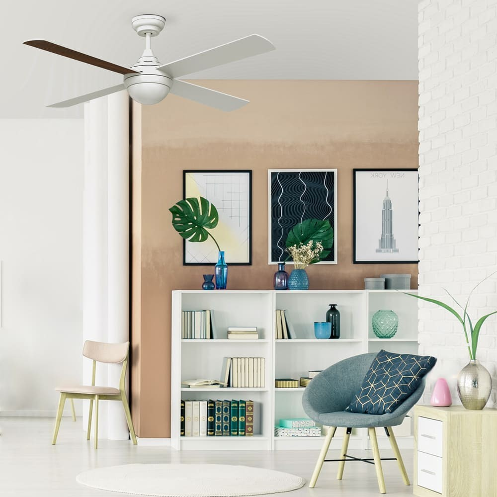 Un ventilador de techo blanco sobre una estantería con objetos decorativos.