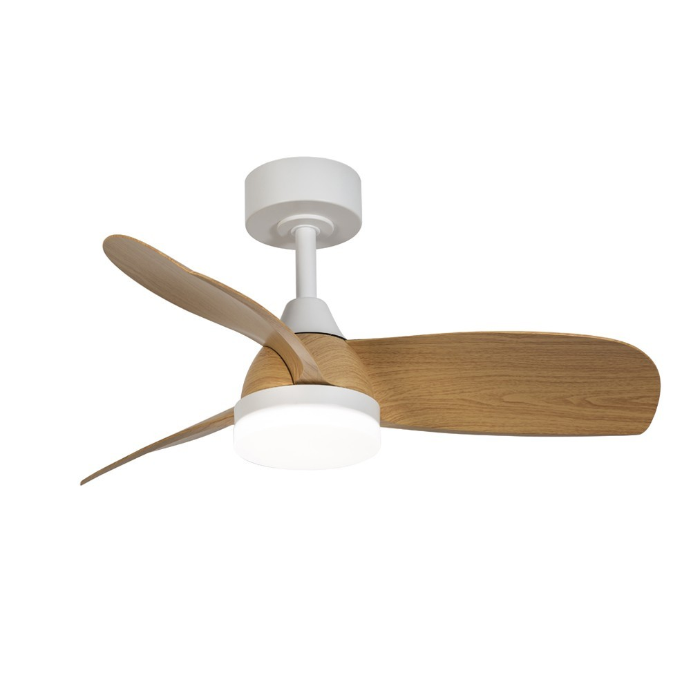 Un ventilador de techo blanco con aspas de madera y luz integrada.