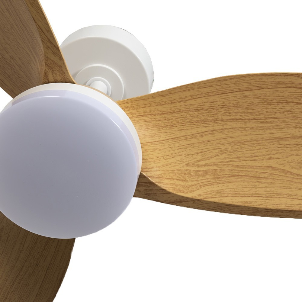 Ventilador de techo con aspas de madera y luz blanca integrada.