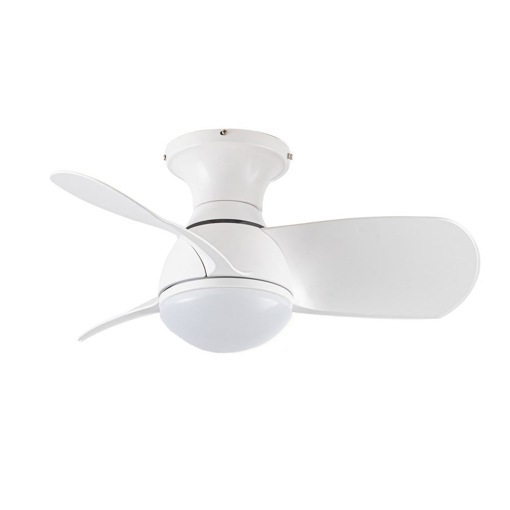 Un ventilador de techo blanco con tres aspas y luz integrada.