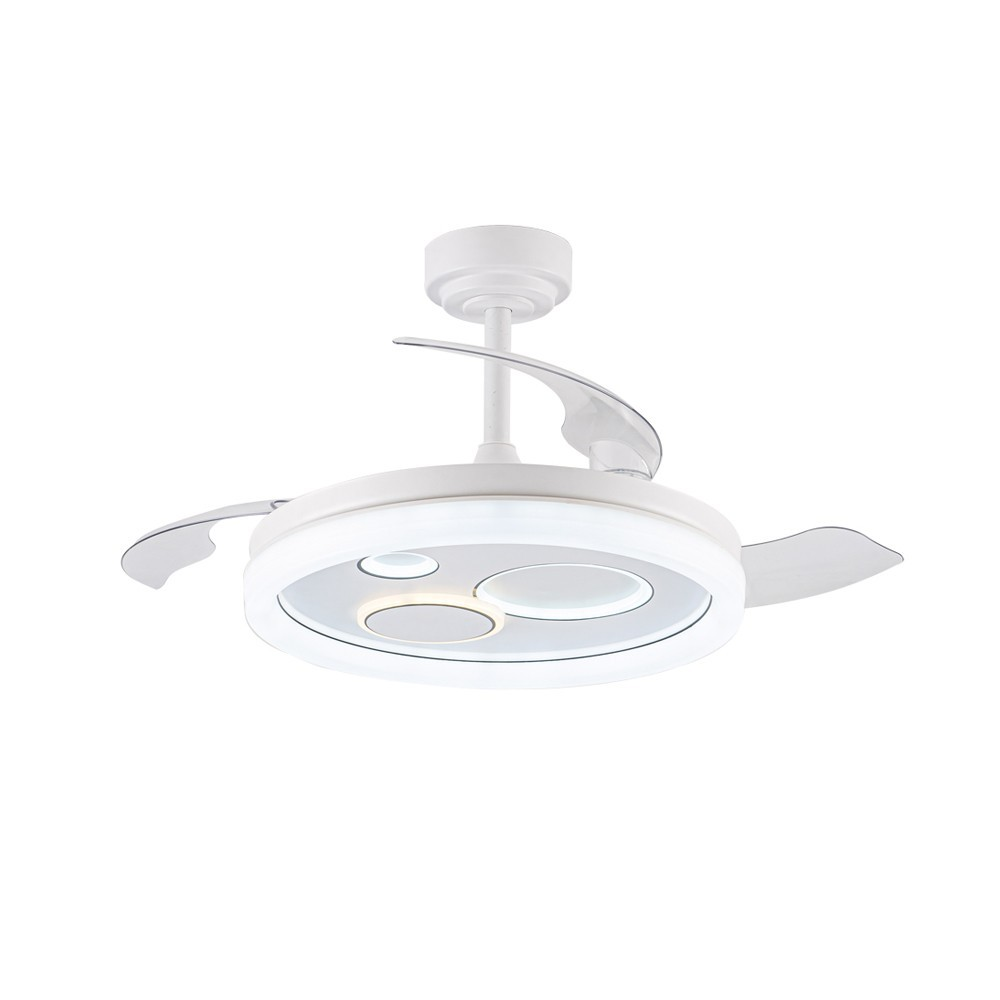 Un ventilador de techo blanco con aspas retráctiles y tres luces circulares, una iluminada, sobre un fondo blanco.