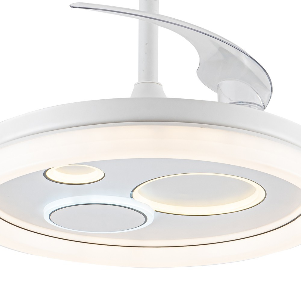 Luz de techo blanca con aspas retráctiles y tres luces redondas.