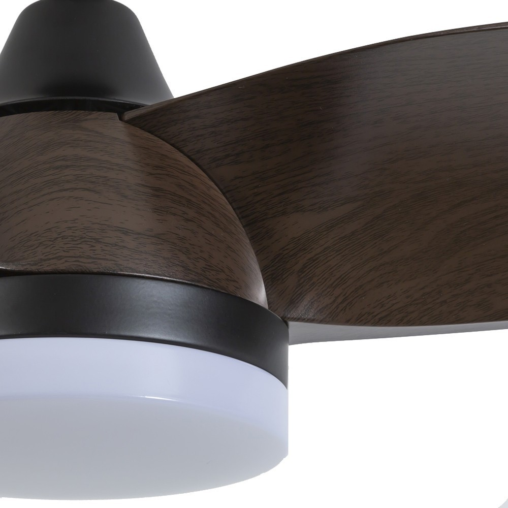 Aspas de ventilador de techo marrones oscuras con veta de madera y luz.
