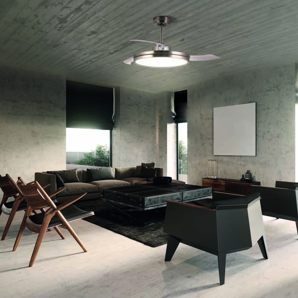 Una sala de estar moderna con paredes de concreto, un sofá grande, dos sillones y una mesa de centro.