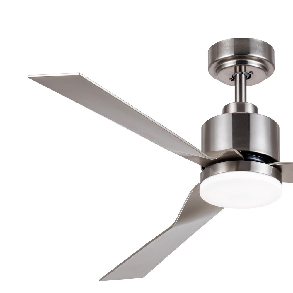 Un ventilador de techo moderno con tres aspas plateadas y luz LED.
