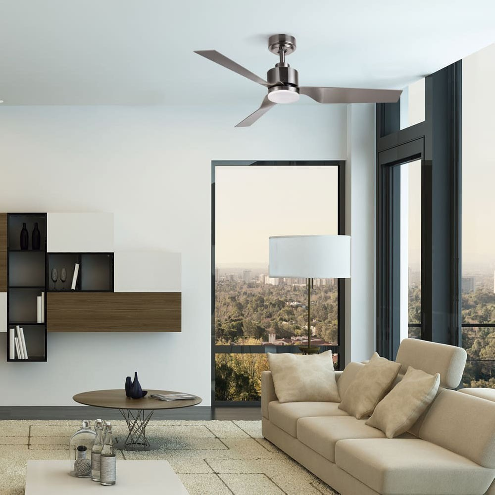 Una sala de estar moderna con ventilador de techo, sofá, mesa de centro y ventana grande.