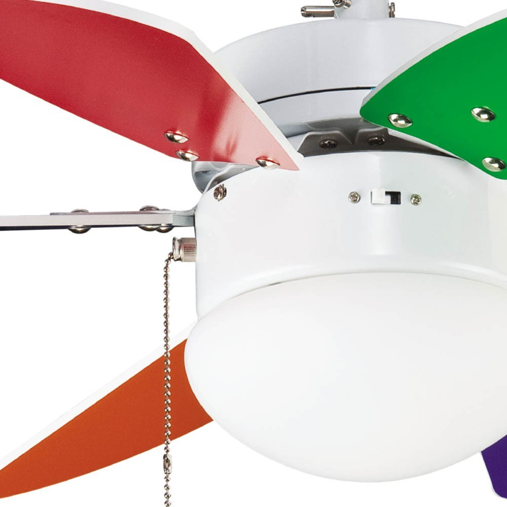Un ventilador de techo blanco con aspas de colores rojo, verde, naranja y morado.