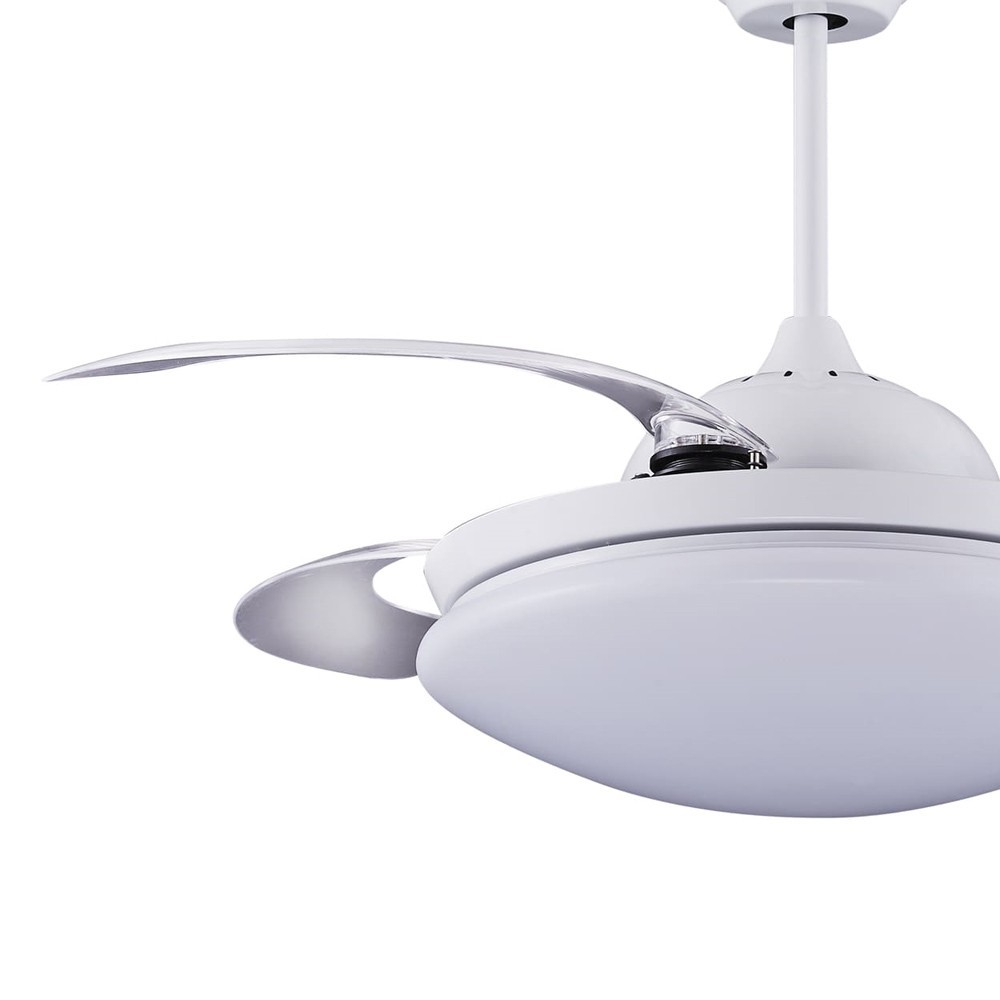 Un ventilador de techo blanco con aspas retráctiles y luz LED integrada.