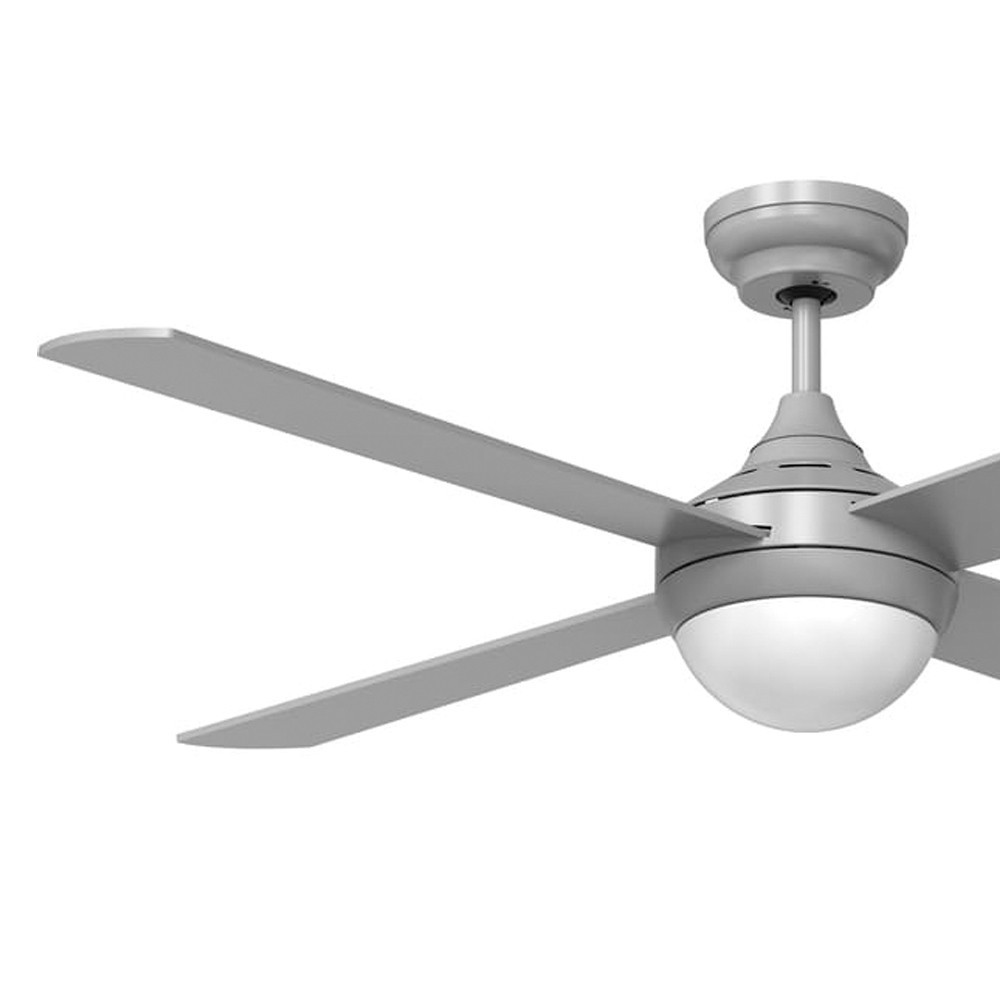 Un ventilador de techo gris moderno con cuatro aspas y una lámpara redonda.