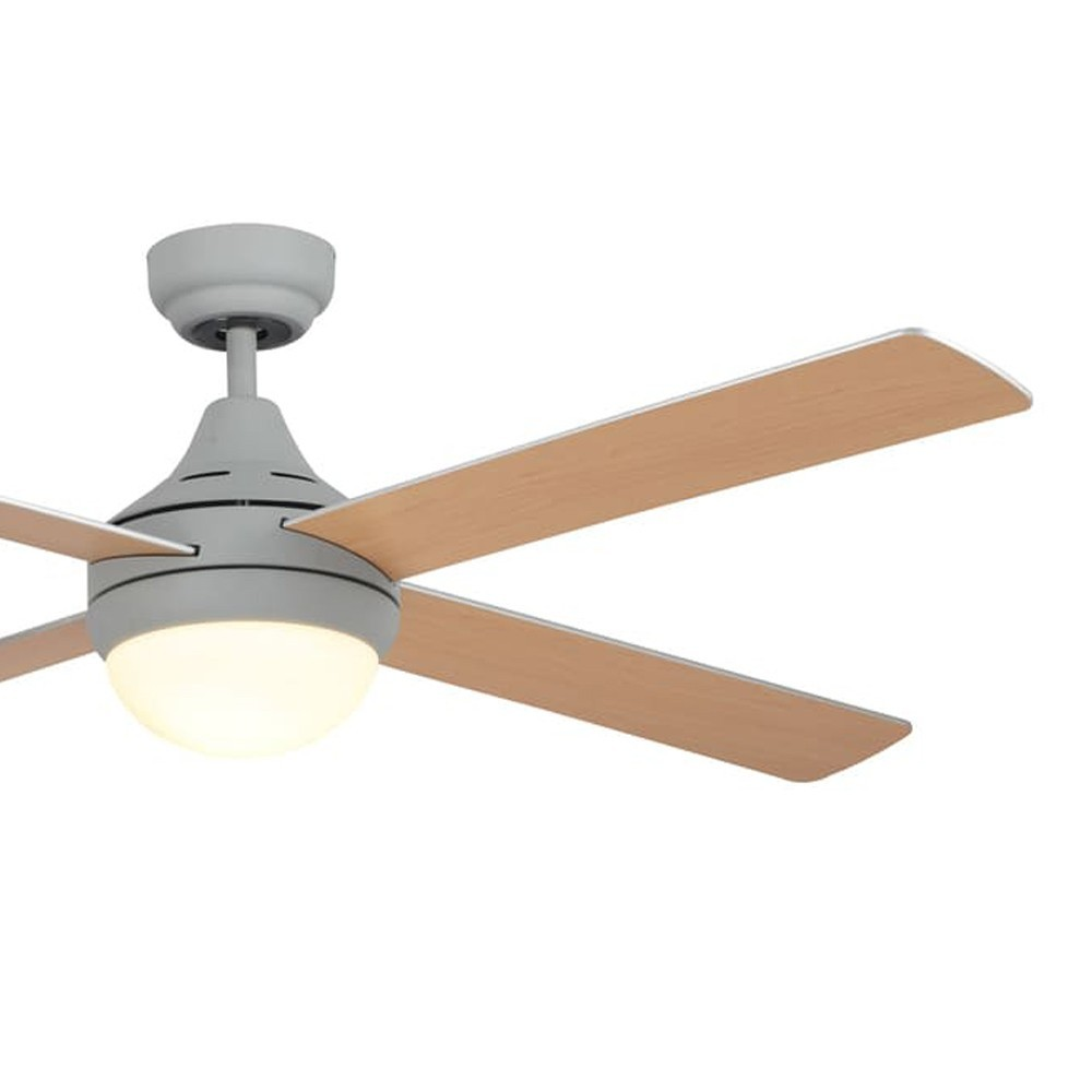 Un ventilador de techo gris con cuatro aspas de madera y una lámpara redonda.