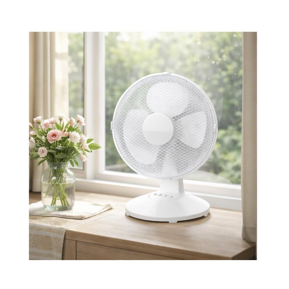 Un ventilador blanco sobre una superficie de madera cerca de una ventana con flores.