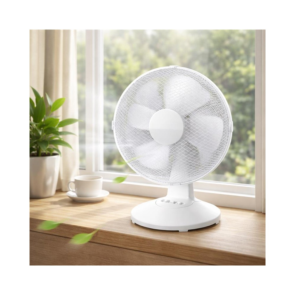 Un ventilador de mesa blanco está en un alféizar de madera, junto a una planta y una taza.