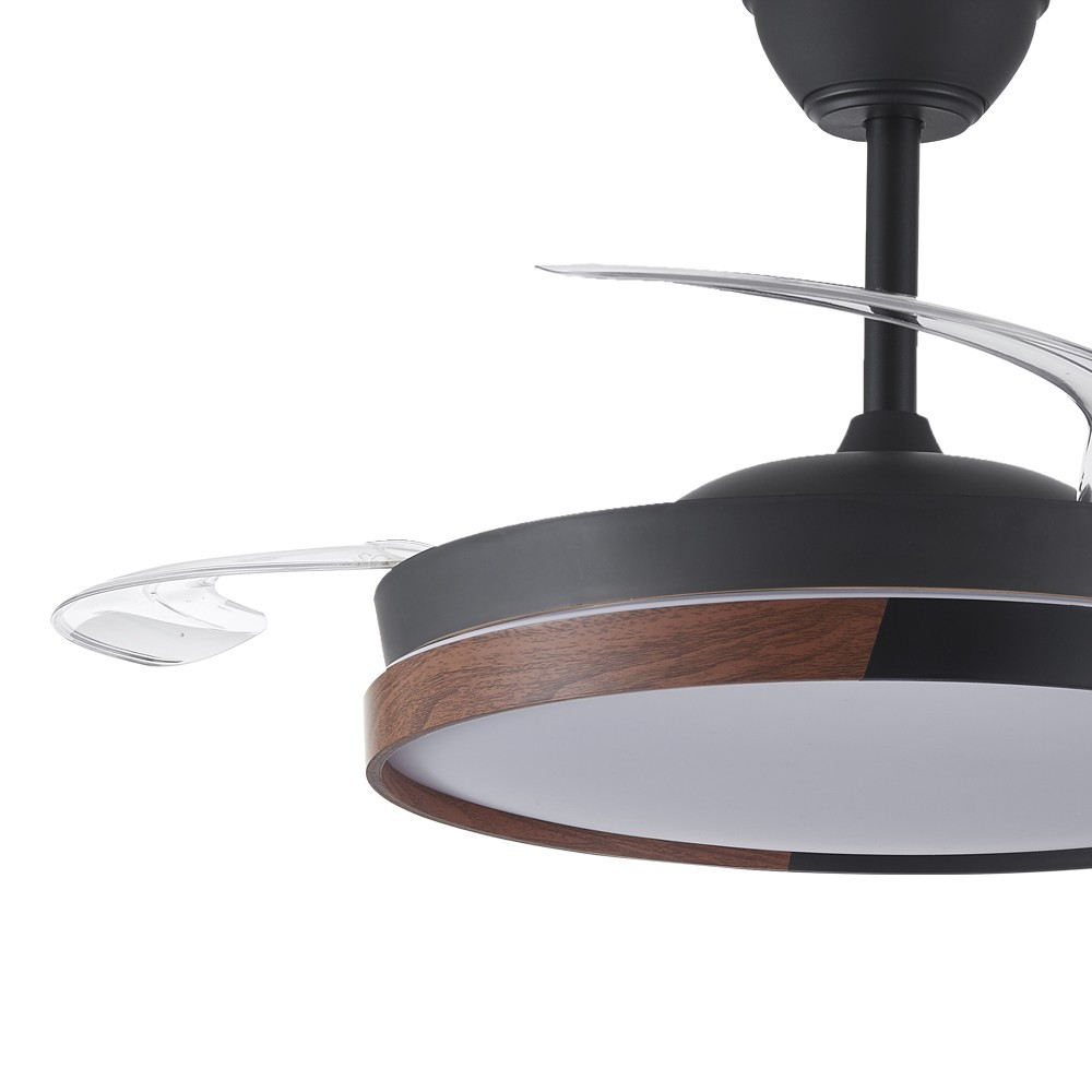 Ventilador de techo negro con borde de madera y aspas transparentes.