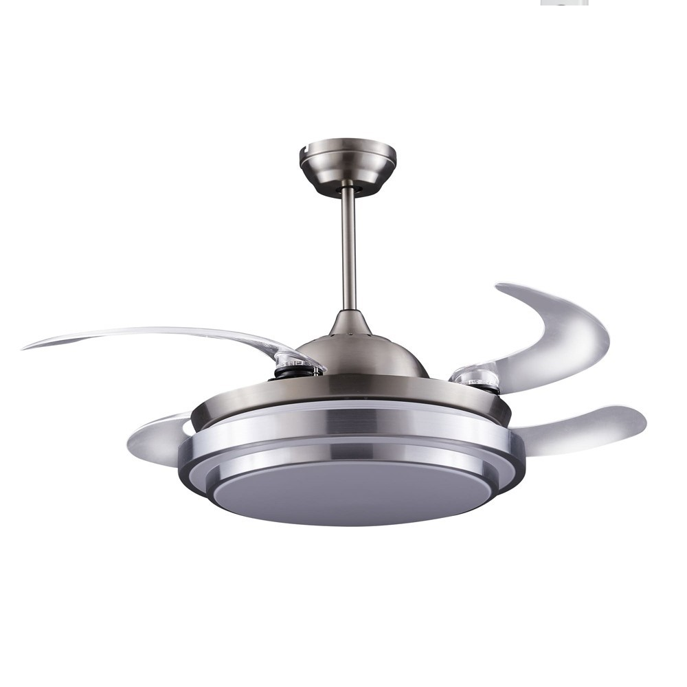 Ventilador de techo moderno con tres aspas transparentes e iluminación integrada.