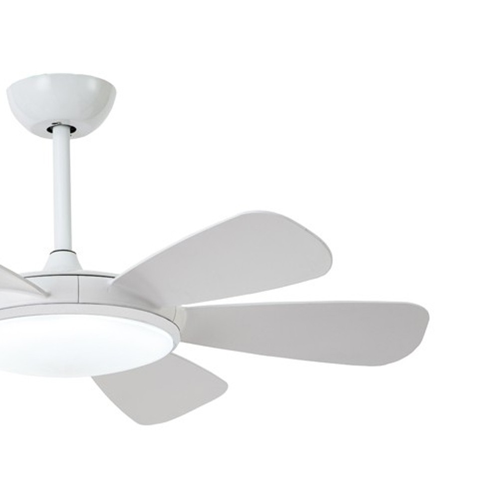 Un ventilador de techo blanco con cinco aspas y luz integrada.