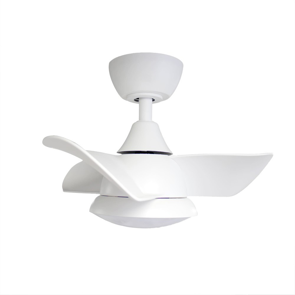 Un pequeño ventilador de techo blanco con tres aspas curvas modernas.