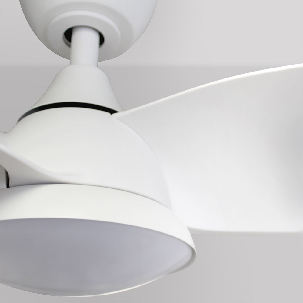 Una unidad de ventilador de techo blanca con tres aspas y luz integrada.