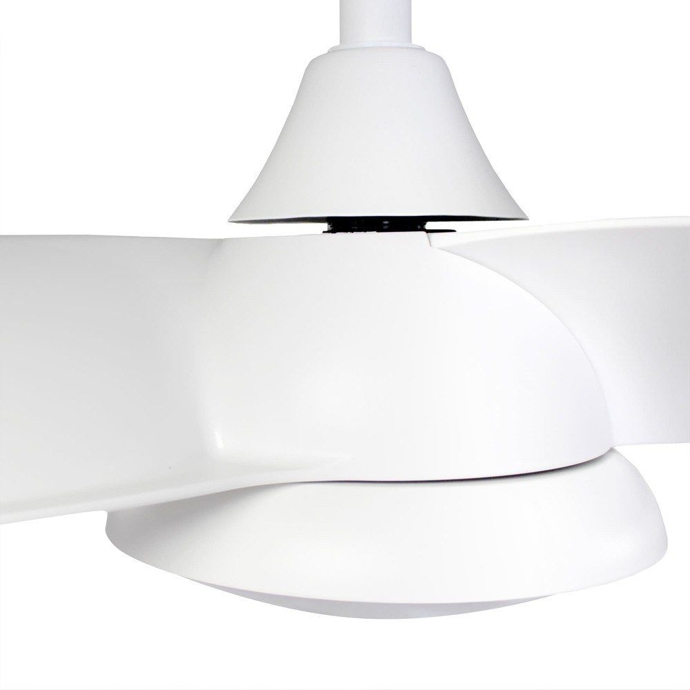 Un ventilador de techo blanco con tres aspas, primer plano del motor y las aspas.