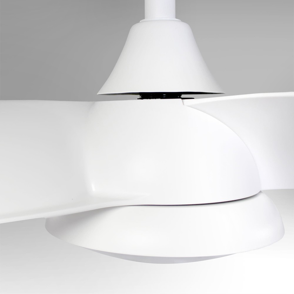 Un ventilador de techo blanco con tres aspas, primer plano, toma de estudio.