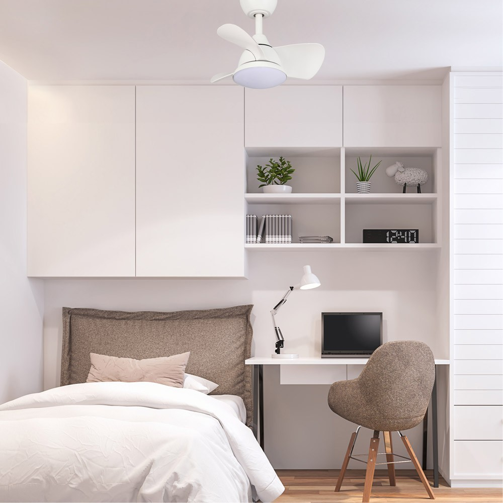 Un ventilador de techo blanco sobre una cama, escritorio con portátil y estante.