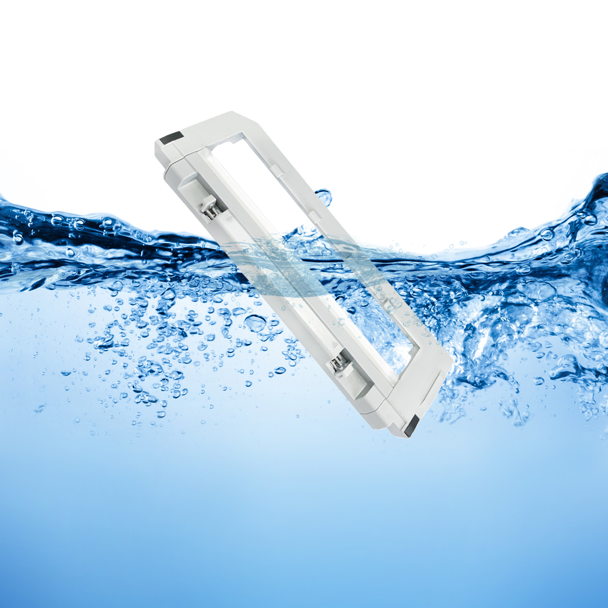 Una cornice rettangolare bianca è immersa in acqua blu con bolle.
