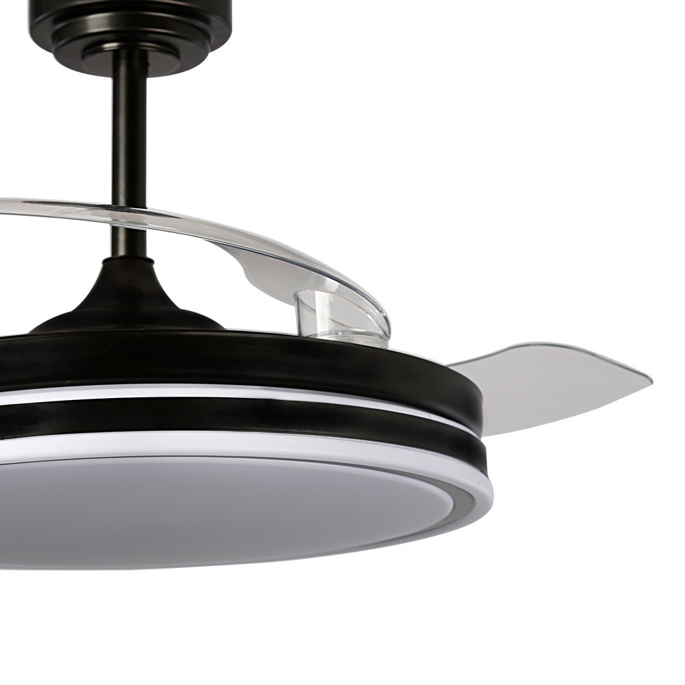 Ventilador de techo moderno con aspas transparentes y luces LED.