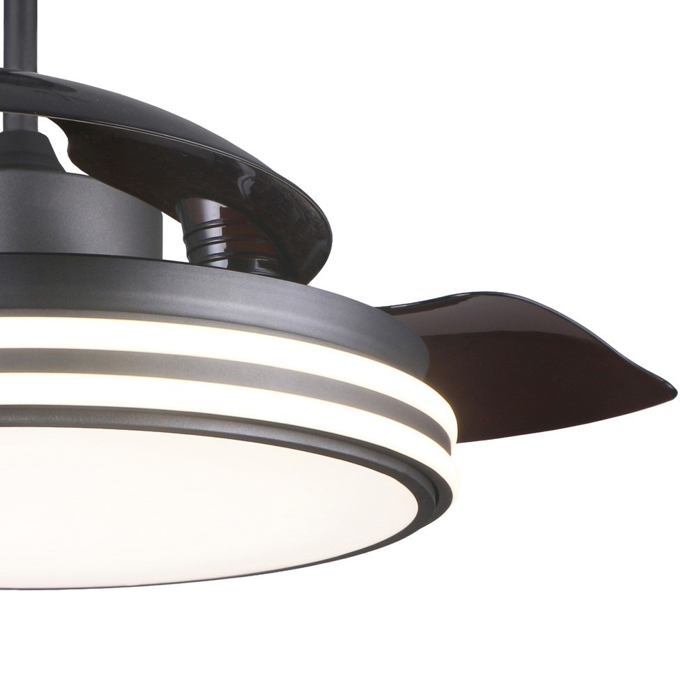 Ventilador de techo gris oscuro con aspas brillantes oscuras y luz LED integrada.