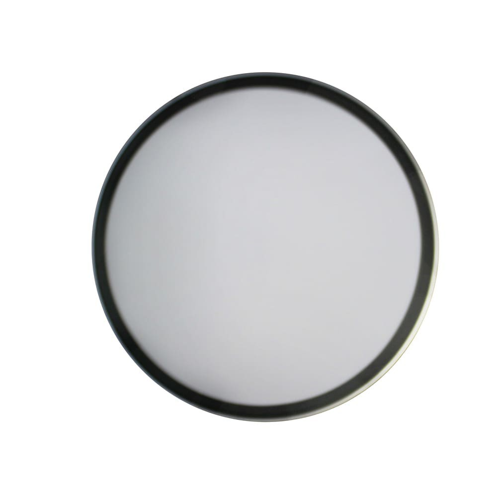 Un difusor redondo y gris con borde negro sobre fondo blanco.