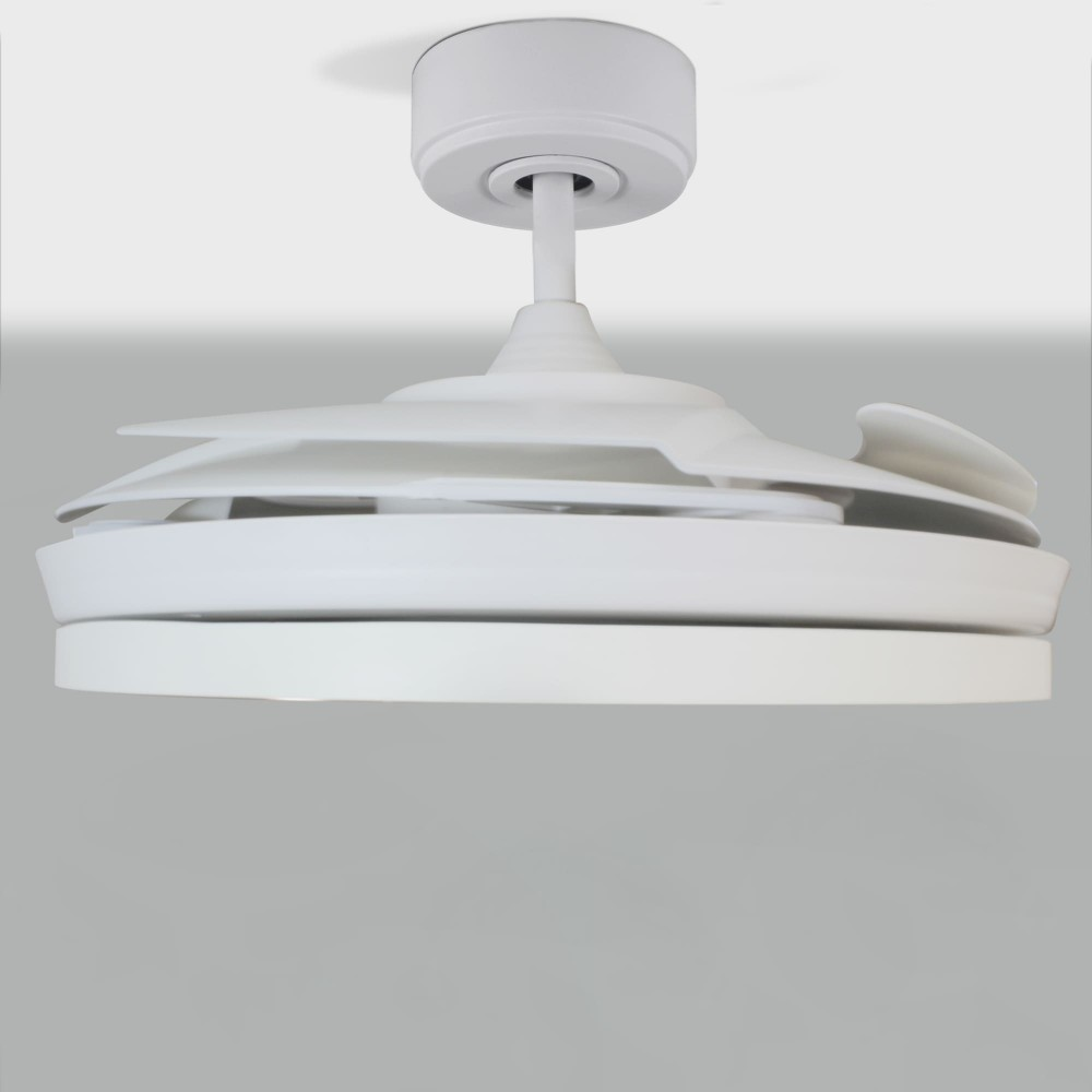 Ventilador de techo blanco con aspas retráctiles, diseño moderno, sobre fondo gris.