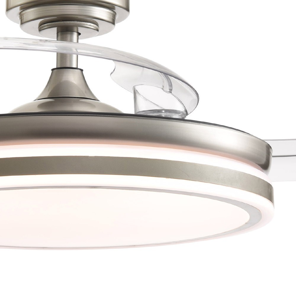 Ventilador de techo plateado con luz LED y aspas retráctiles transparentes.