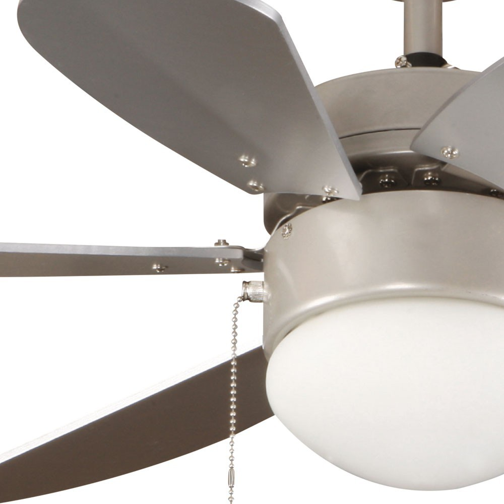 Primer plano de un ventilador de techo plateado con cuatro aspas y una lámpara.
