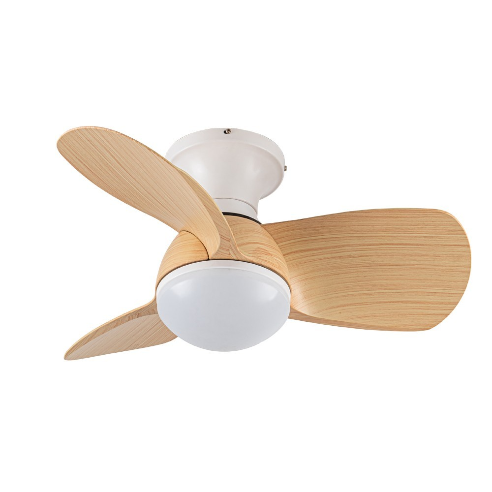 Un ventilador de techo con tres aspas de madera y una luz blanca.