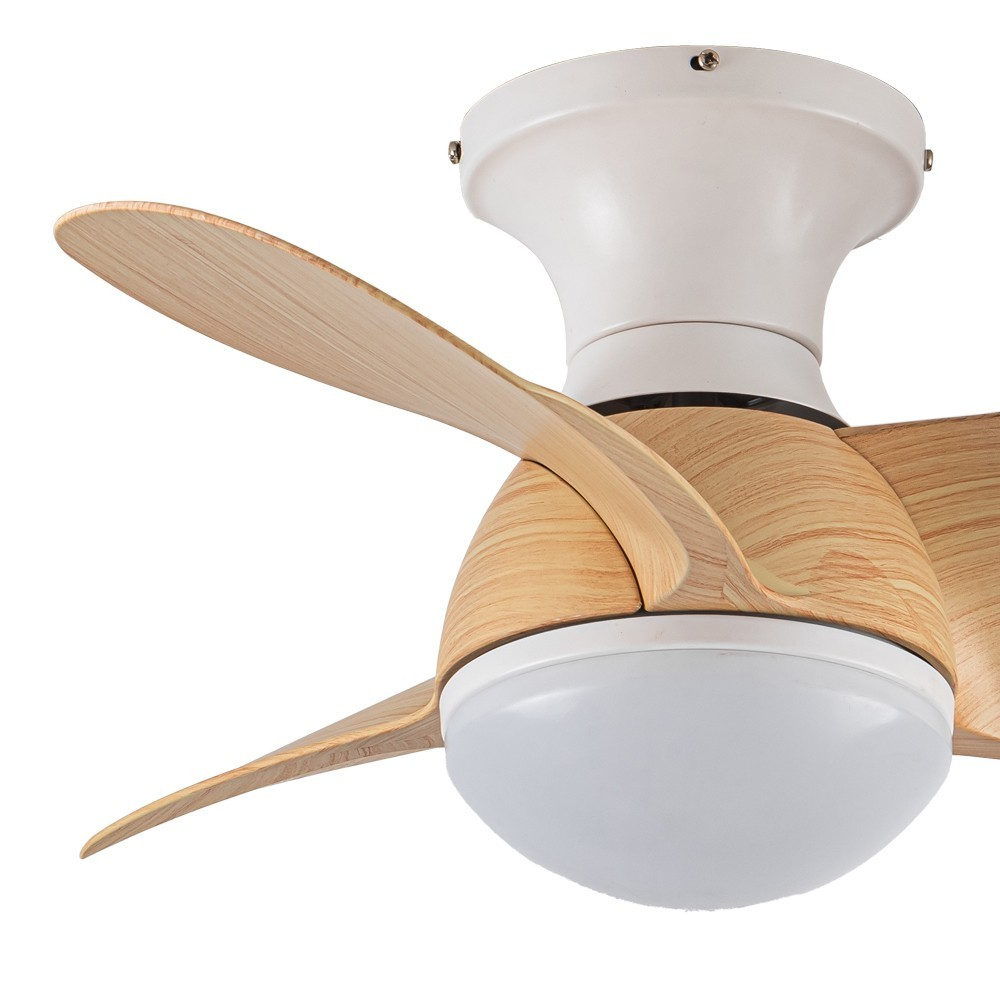 Una unidad de ventilador de techo blanca con vetas de madera y luz integrada.