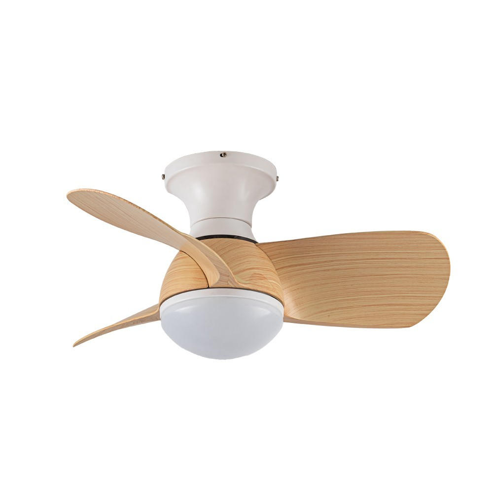 Un ventilador de techo moderno con tres aspas de madera y una luz blanca.