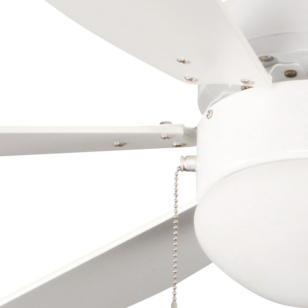 Primer plano de un ventilador de techo blanco con carcasa de luz y cadena.