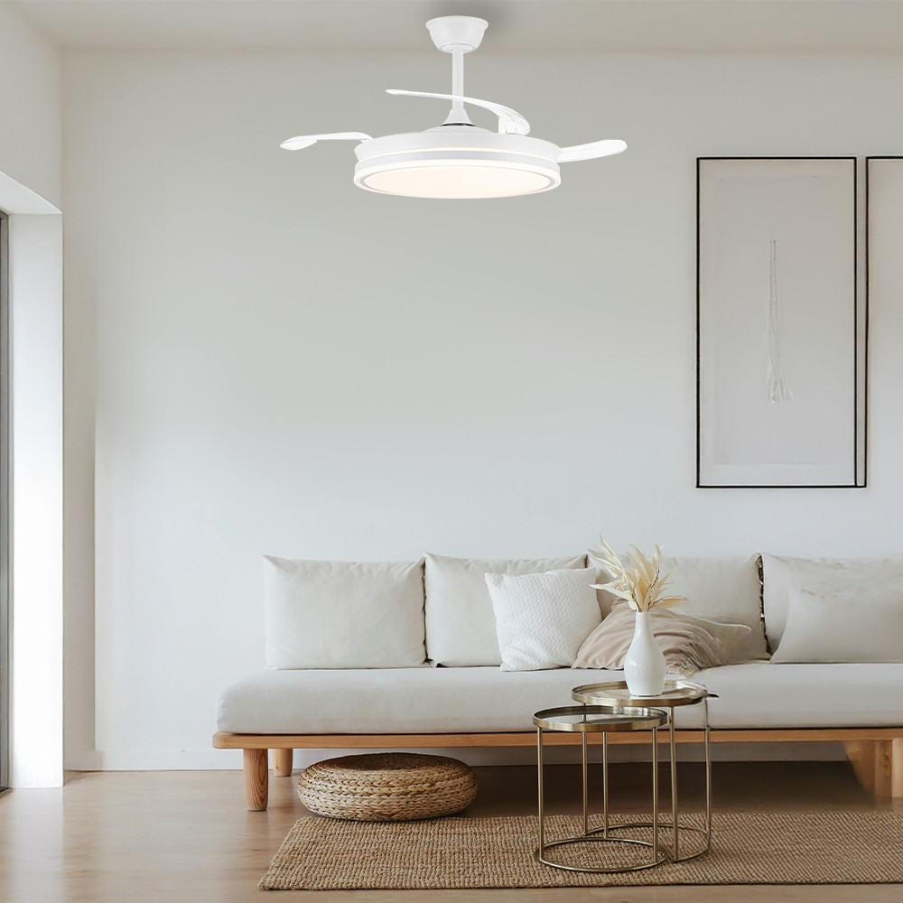 Un ventilador de techo blanco moderno con luz en una sala.