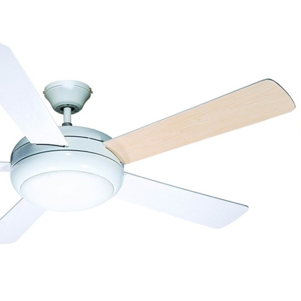 Un ventilador de techo blanco y de madera clara con cuatro aspas y una lámpara circular se encuentra sobre un fondo blanco.