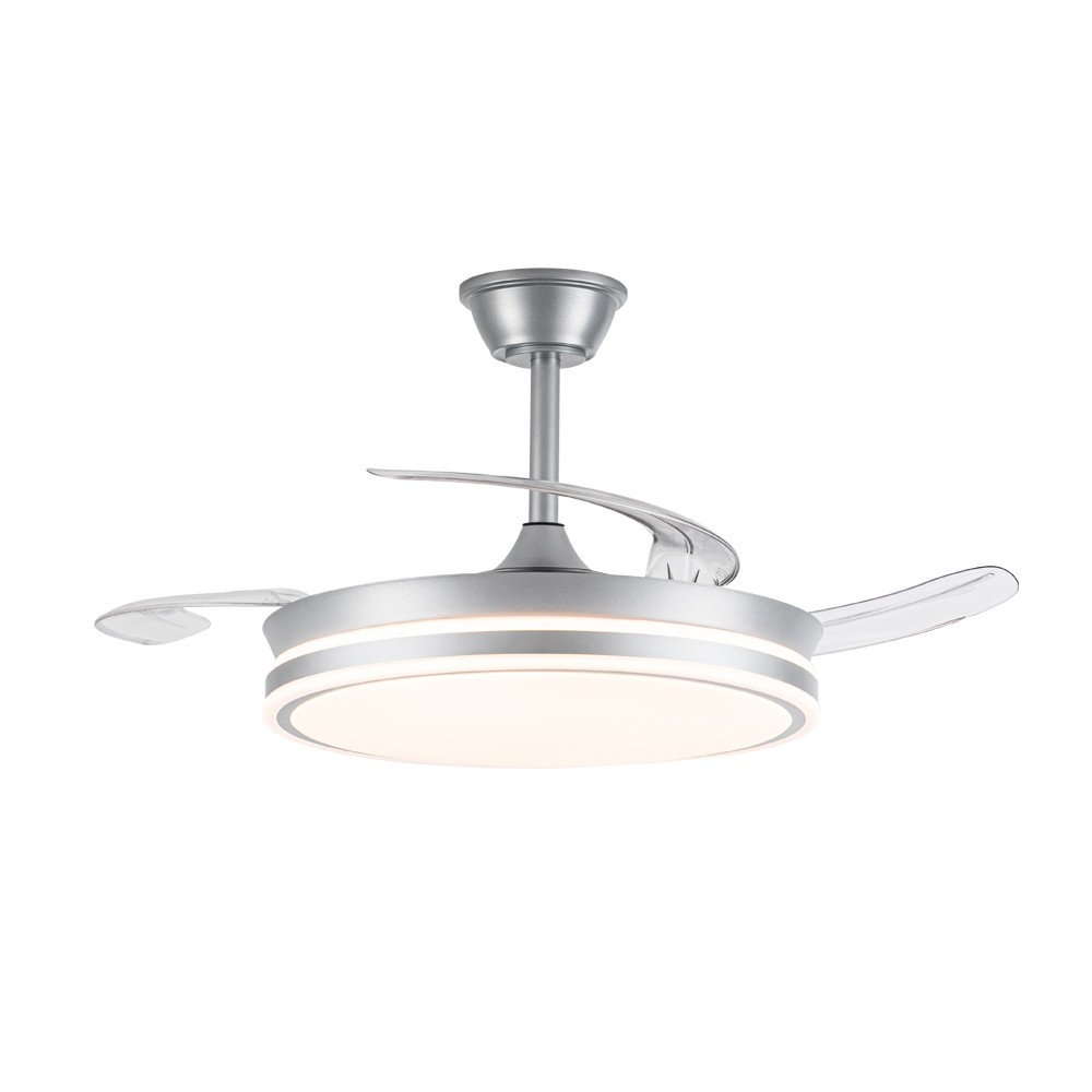 Ventilador de techo plateado con luz y aspas transparentes.
