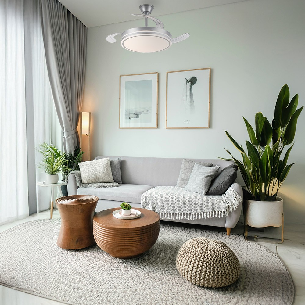 Sala de estar moderna con sofá, mesa de centro y ventilador de techo.