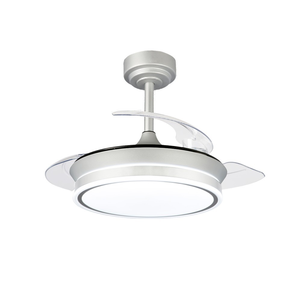 Ventilador de techo plateado con luz integrada y aspas transparentes.