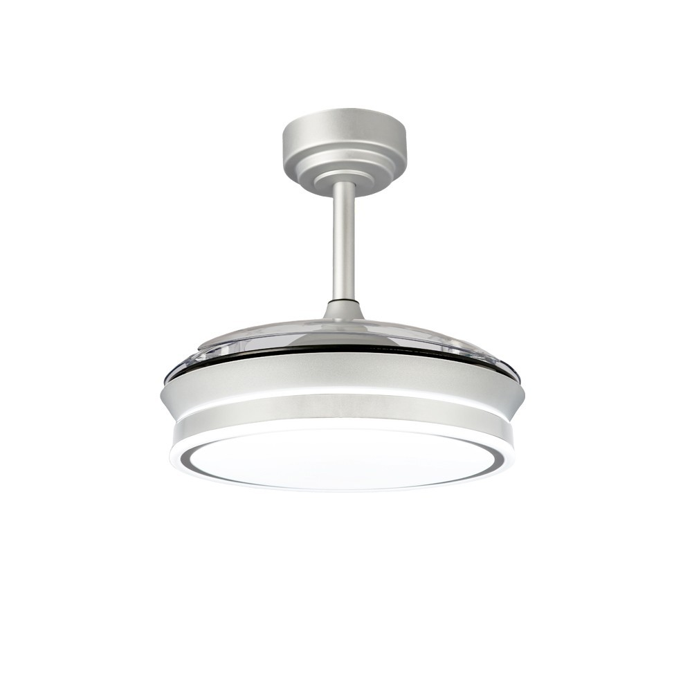 Ventilador de techo plateado con luz y aspas retráctiles.