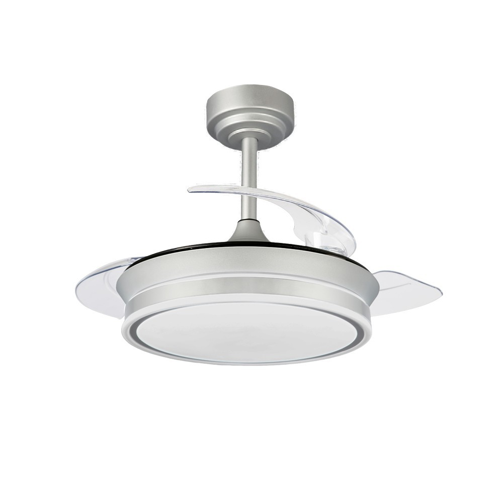 Ventilador de techo plateado con aspas transparentes y luz integrada.