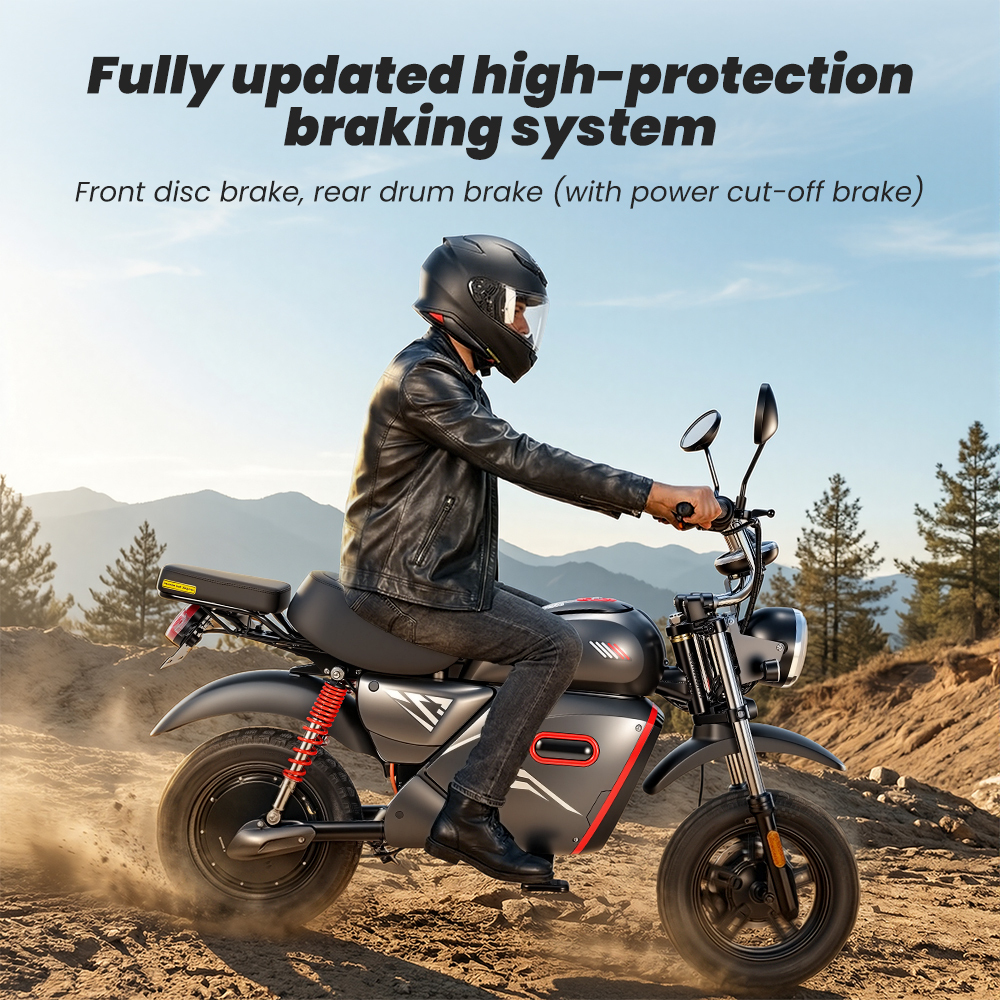 Mężczyzna jedzie motocyklem w piaszczystym, górzystym krajobrazie z drzewami.