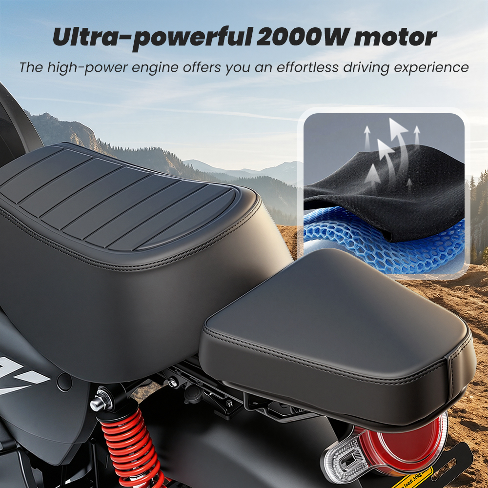 Zbliżenie siedzenia motocykla z czerwoną amortyzacją, krajobraz górski w tle.